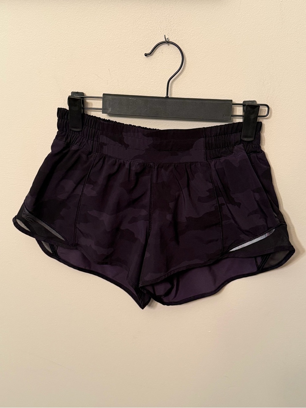Lululemon Hotty Hot 2.5” Inseam in Camo size 4